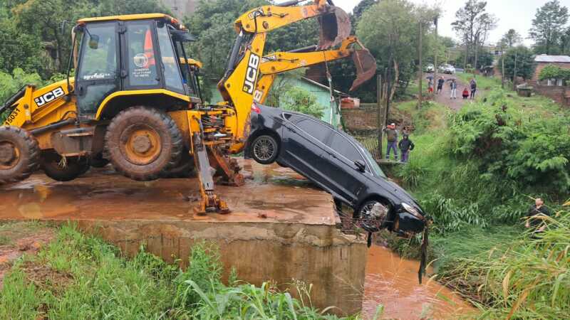 auto en arroyo (1)