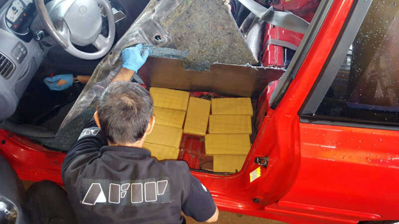 1 La droga estaba oculta dentro de la carroceria del automovil