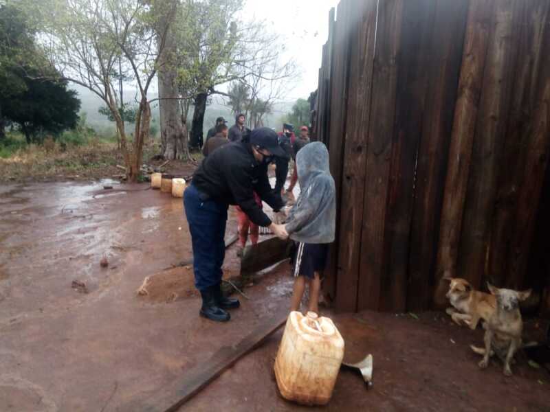 Policía y Defensa Civil ayudan a familias afectadas por el temporal en diferentes localidades 1 2ayu