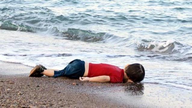 Inhumano: una foto de un niño refugiado muerto conmueve a Europa 1 55e780f287c90 crop