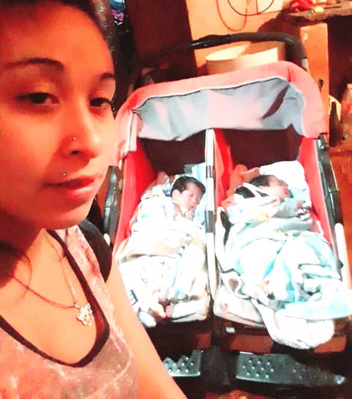 Agustina madre de mellizos en el barrio Sal de Misiones