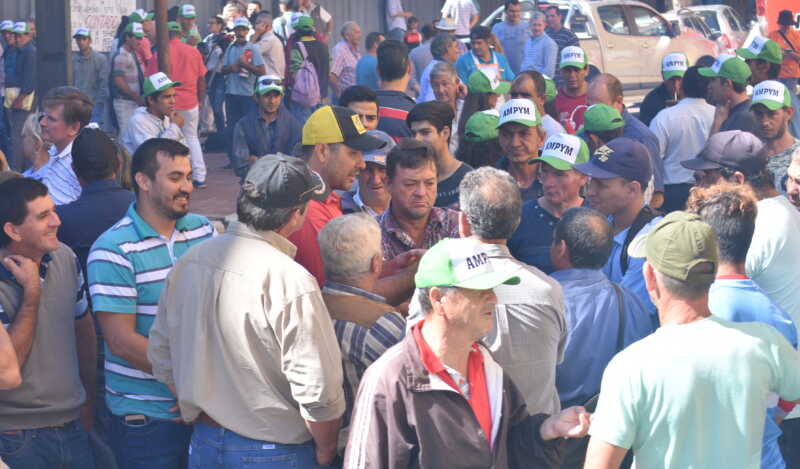 El PAyS reclama cumplimiento de asignaciones y pensiones de pequeños productores misioneros 1 Cacho Barbaro con productores de Misiones