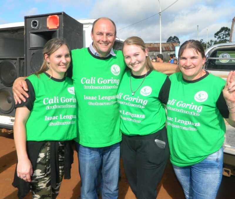 Carlos Goring con su familia celebra su triunfo en Aurora