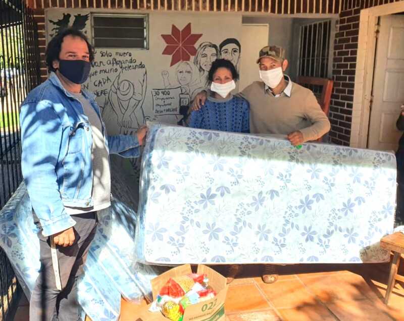Familia posadeña vivía en una escalera con tres hijos, dos con patologías: esperan solución habitacional 2 Carmen y Gustavo con sus hijos tienen por ahora un techo provisorio