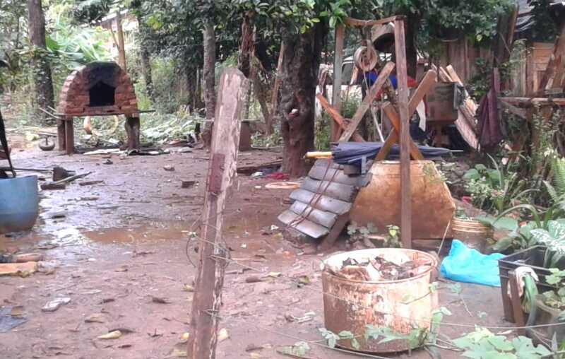 Jardín América: madre a cargo de 7 hijos y hermano discapacitado necesita urgente contención del Estado 3 Casa precaria donde vive Noemi con sus familia en Jardin