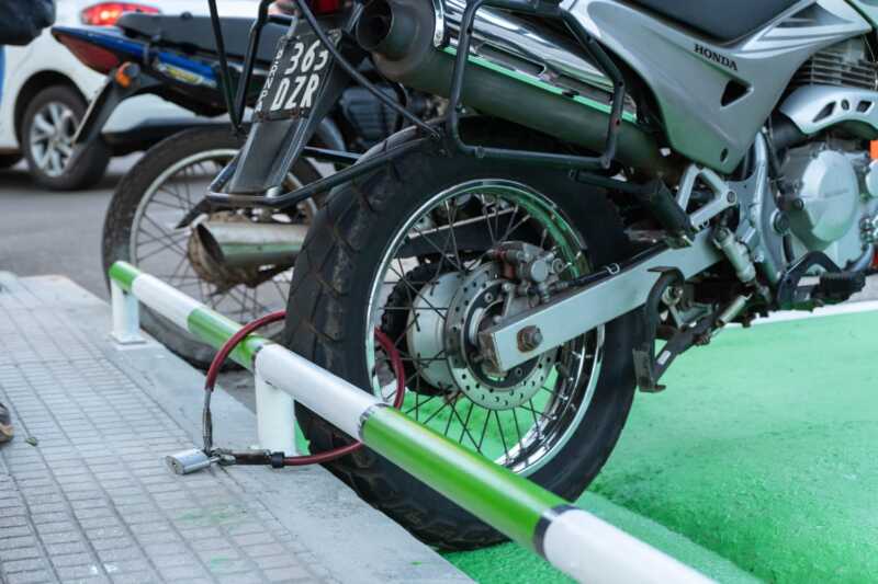 Colocan palenques de seguridad para el estacionamiento de motos en Posadas 1 Colocan palenques de seguridad
