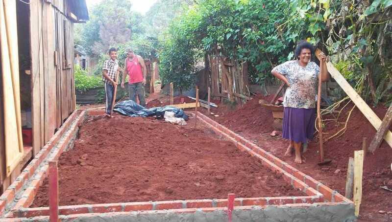 San Vicente: la adolescente con escoliosis severa ya tiene casa de material con baño instalado 2 Construccion de la casa para Yesica de Fracran2