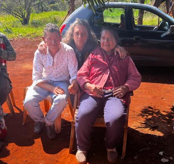 Diputado Sereno con familias desalojadas