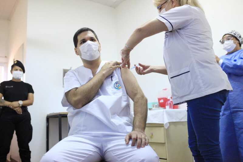 Arrancó la campaña de vacunación contra el Covid-19 en Misiones 3 Dr. Cristian Vera Jefe UTI Fatima