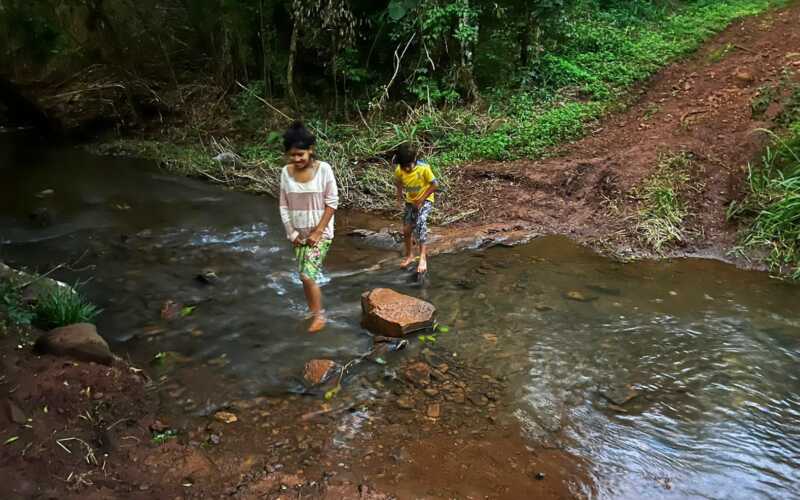 El arroyo que se debe atravesar para llegar a la comunidad y que desborda cuando llueve requiere un puente seguro