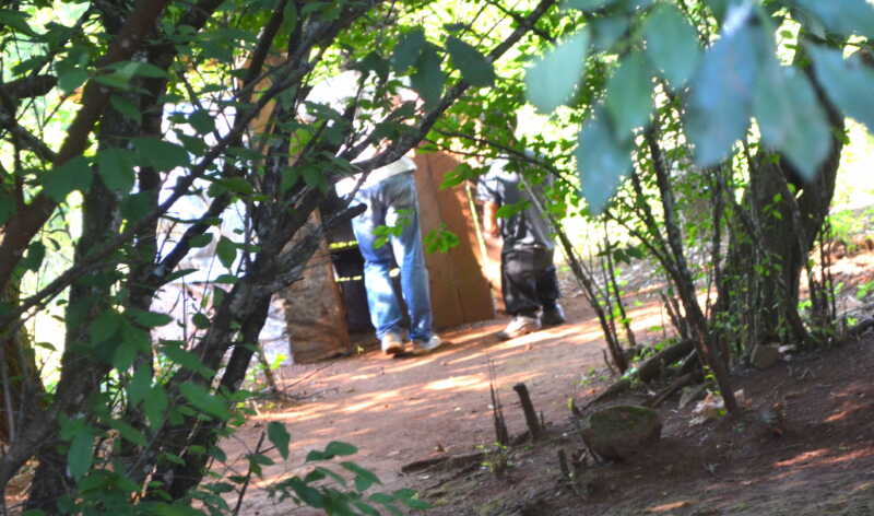 El bano con letrina de Maria esta deteriorrado y ademas le queda muy lejos de la casa