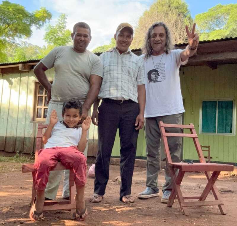 Bonpland: productores de Campiñas reclaman caminos, electricidad y apoyo estatal para mejorar su producción 3 El dirigente Martin Sereno junto a algunos de los productores que reclaman