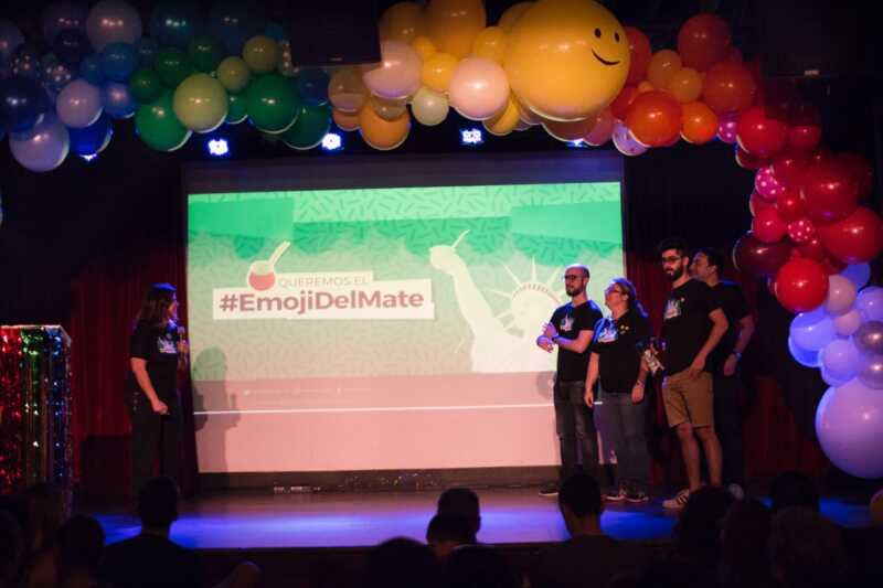 De la mano de Messi y el Papa, el emoji del mate fue furor en Nueva York 1 El equipo argentino presentando el emoji del mate