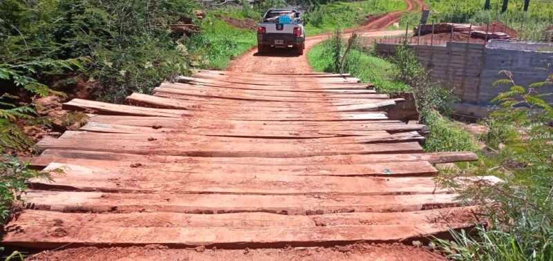 El puente de madera del Paraje Monyolito es un riesgo para las familias productoras que deben trasladrase