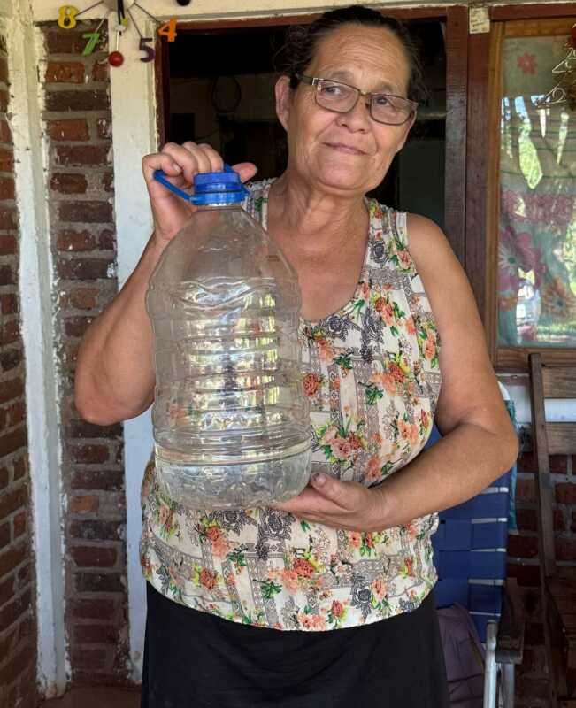 Roca Chica: 13 familias agricultoras sin agua potable y adultos mayores, los más afectados 3 El unico agua con que cuentan esta familia en a traves de los bidones que reciben de sus hijos