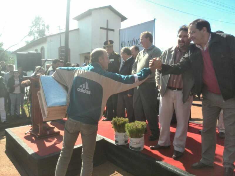 Entregaron asistencia financiera e insumos a productores por casi 3 millones de pesos 1 Entrega de asistencia a productores en Aurora 2