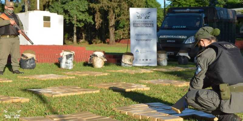 Gendarmería decomisó más de 3.900 kilos de marihuana en Colonia Delicia 2 Eou7dSHW4AEuAVB