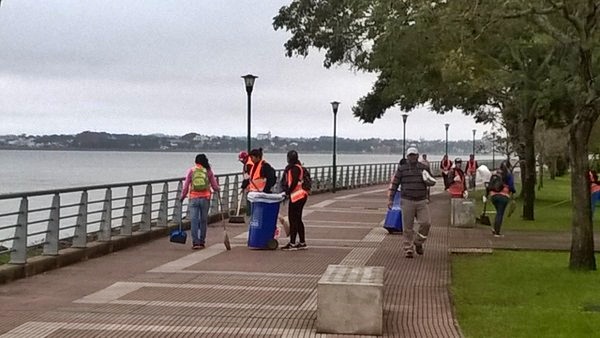 Equipo Municipal limpieza en Costanera 3