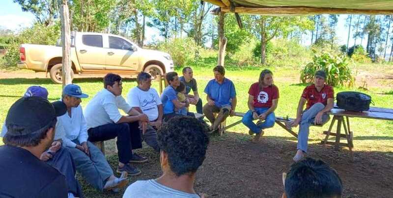 San Vicente: más de 40 familias del paraje Las Tunas reclaman agua potable con urgencia 3 Familias agricultoras se reunieron con el diputado Martin Sereno por el reclamos de un pozo perforado
