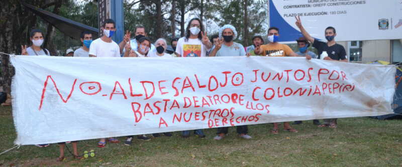 Familias de Colonia Pepirí firmaron acuerdo histórico después de más de 40 años de lucha colectiva 1 Familias de Colonia Pepiri acamparon es reclamo de sus tierras en la plaza de El Soberbio3