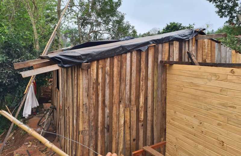 Familias de un barrio de Puerto Leoni necesitan camas y colchones: sus hijos duermen en el piso húmedo 1 Familias de Puerto Leoni necesitan ayuda del Estado2