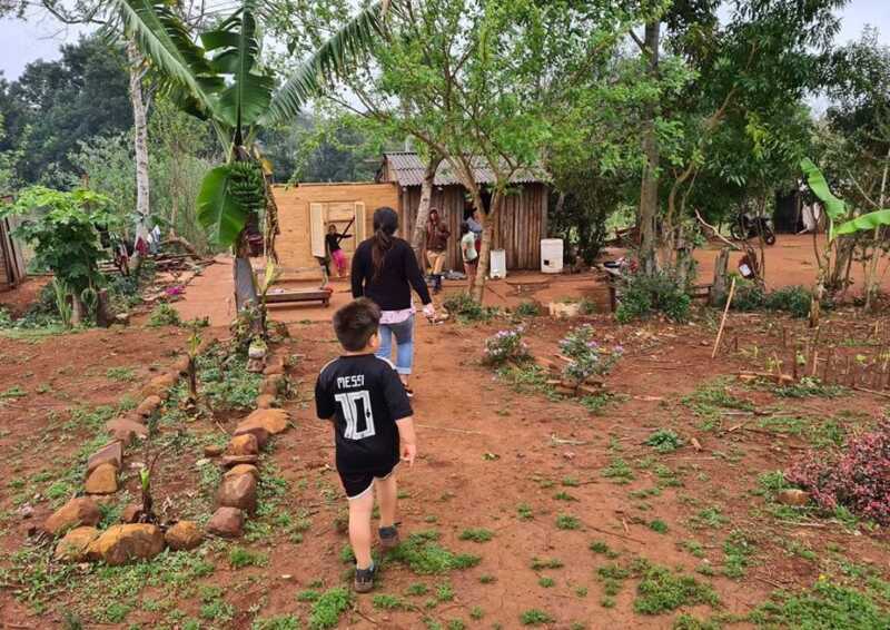 Familias de un barrio de Puerto Leoni necesitan camas y colchones: sus hijos duermen en el piso húmedo 3 Familias de Puerto Leoni que necesitan ayuda del Estado