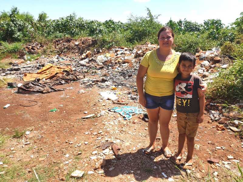 Familias sobreviven en medio de la contaminacion de su barrio Apepu