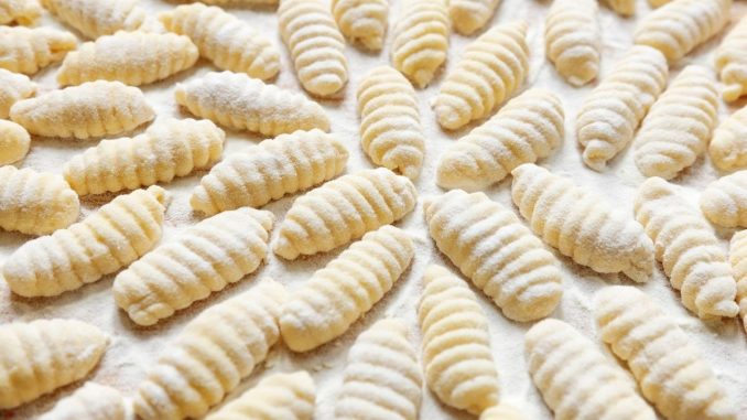 Leyenda y tradición de los ñoquis del 29 1 Farfalle monas 2 678x381 1