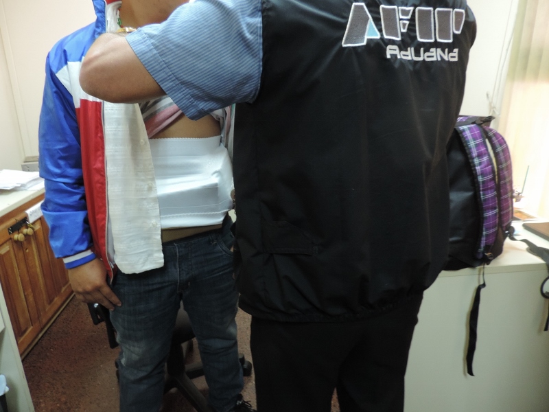 Foto 4 A los agentes aduaneros les llamo la atencion que los pasajeros estuvieran tan abrigados a pensar de las altas temperaturas