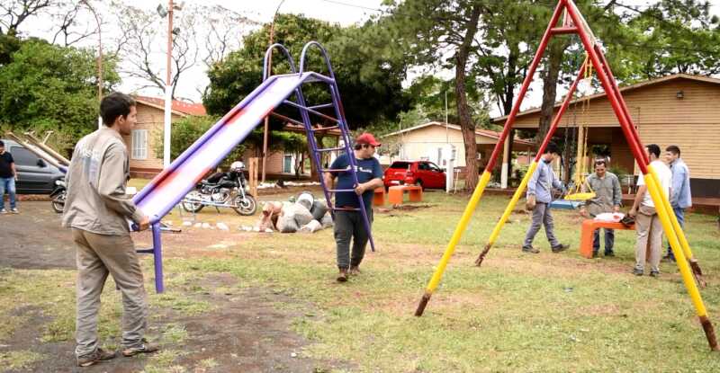 Instalan kits de juegos infantiles en espacios verdes de Posadas 1 Instalacion de juegos 3