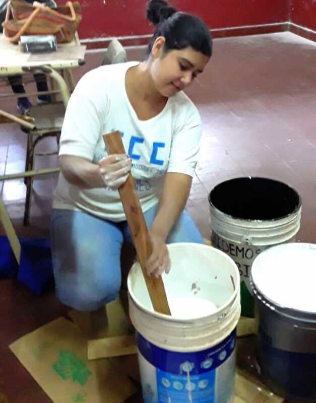 Más de 2000 trabajadores/as de la economía popular refaccionan escuelas en la provincia 2 La CCC pintando escuelas en la provincia3