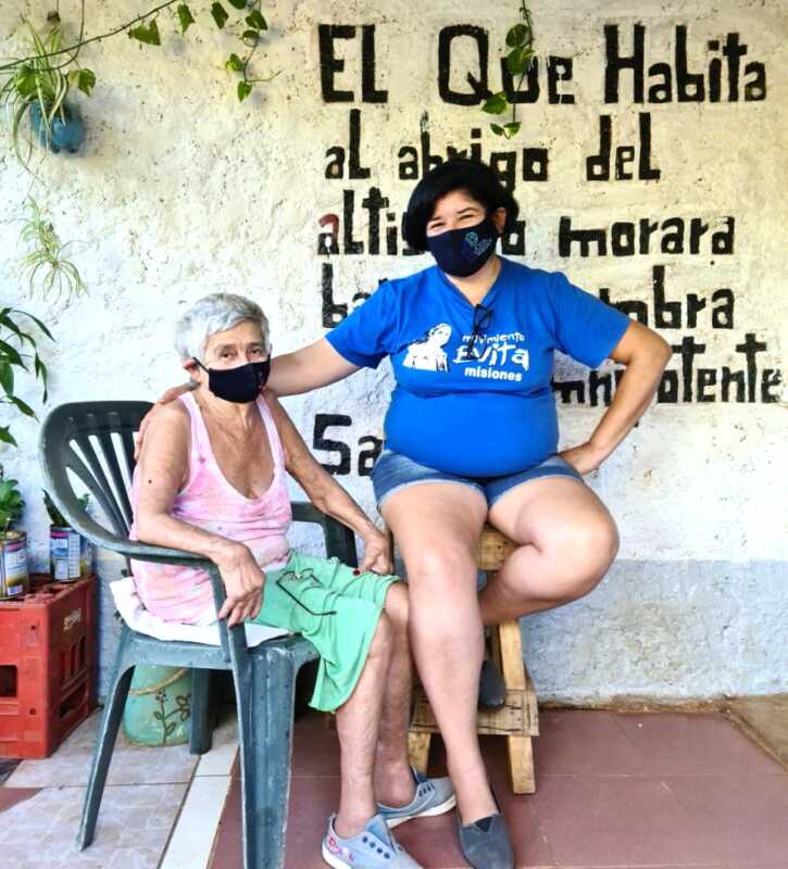 La abuela Jorgelina esta cuidada por Liliana militante social del Evita