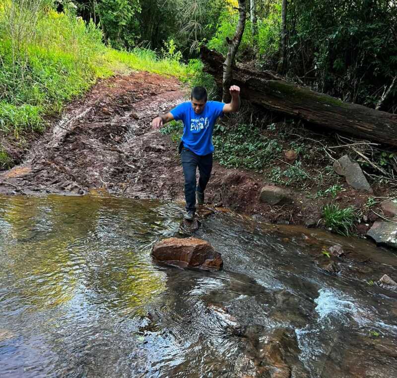 La comunidad Arroyo Isla necesita un puente para cruzar el arroyo que cuando llueve deja aislada a las familias