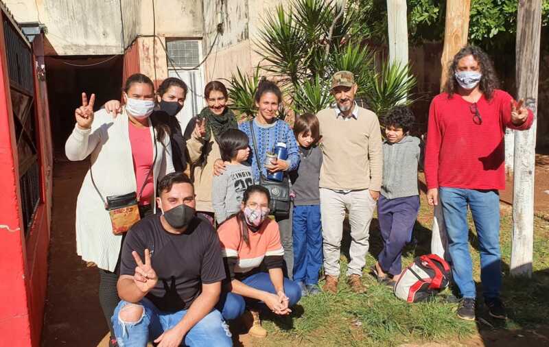 Familia posadeña vivía en una escalera con tres hijos, dos con patologías: esperan solución habitacional 3 La familia de Carmen y Gustavo Gomez con los militantes del Evita que los ayudaron6