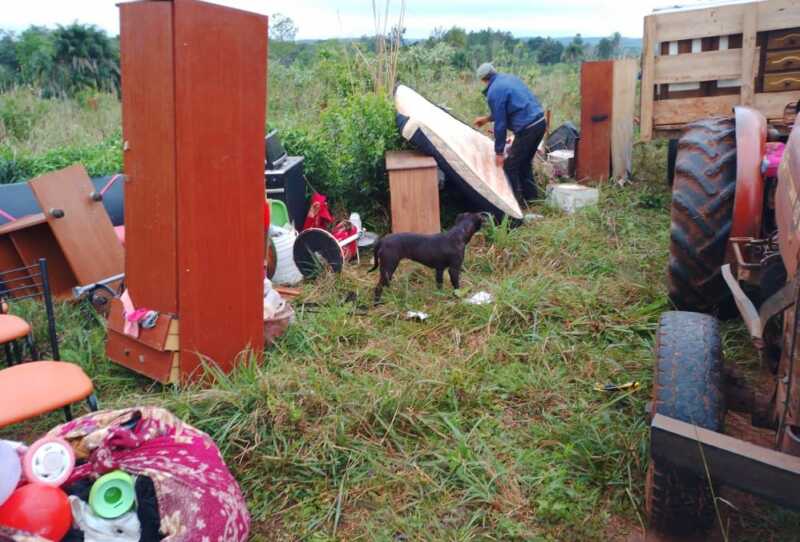 La policia arrojo a la calle los muebles de las fanilias agricultoras de Colonia Isolina