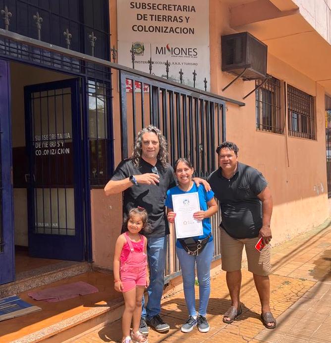 La presidenta de la Cooperativa Manos Productivas y el dirigente del Evita de Azara con el diputado Sereno rubricaron acuerdo con la Subsecretaria de Tierras