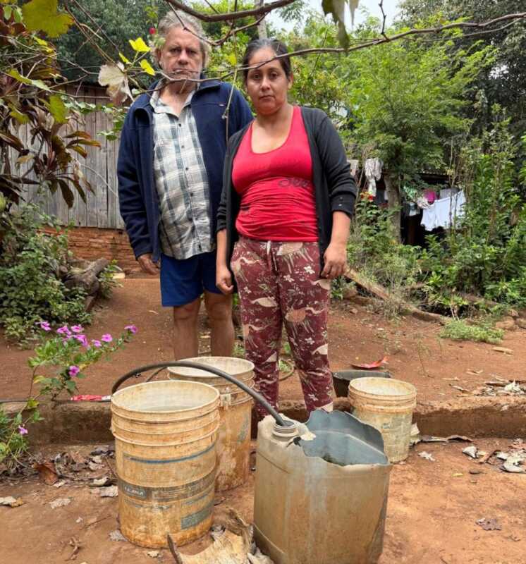 Las familias recolectan agua en baldes y bidones y cuidan para que les dure