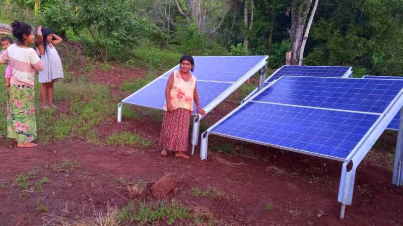 Las mujeres guaranies de Arroyo Isla expresaron su alegria por la instalacion de paneles solares