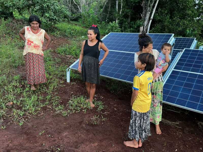 Las mujeres guaranies de Arroyo Isla expresaron su alegria por la instalacion de paneles solares3