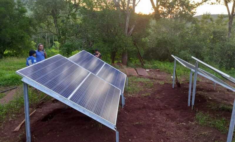 Los nuevos paneles solares permiten que nuevamente las familias de la comunidad tengan luz y agua