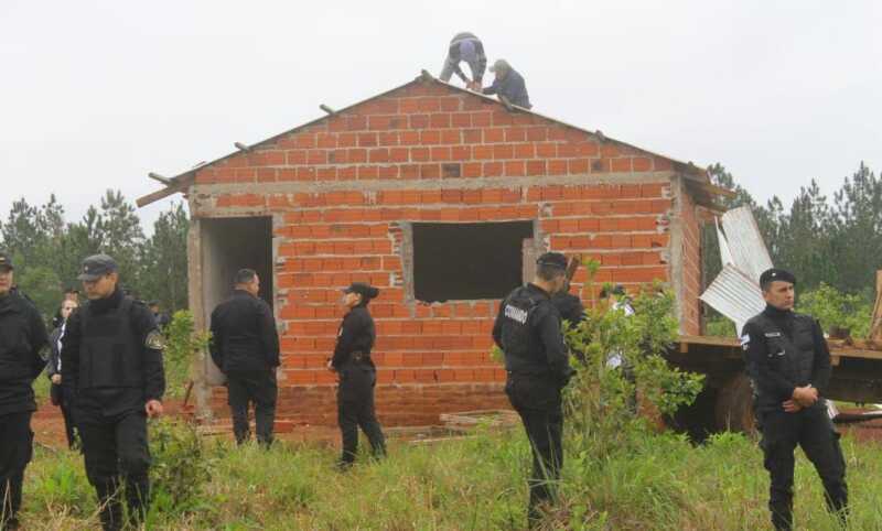 Mas de 50 policias invadieron el Lote 12 de Colonia Isolina y destroozaron todas lo que encontraron a su paso
