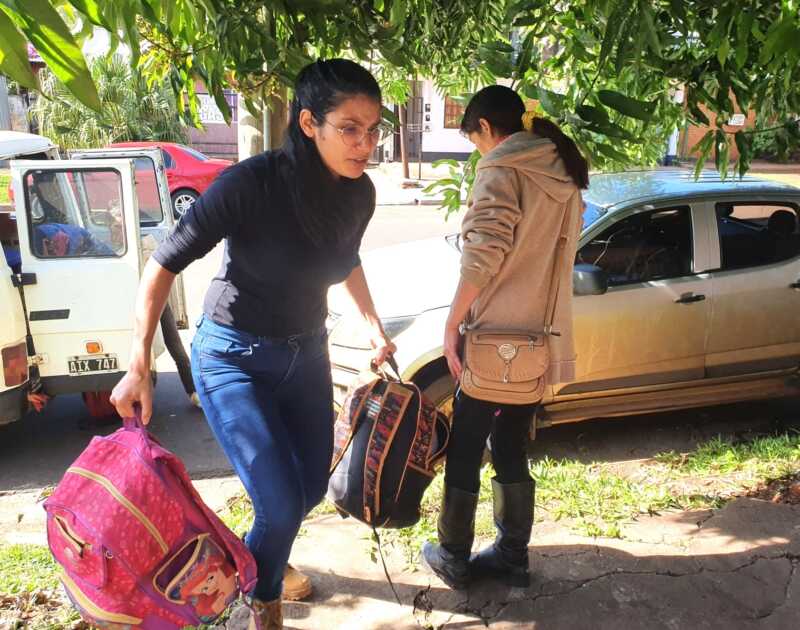 Familia posadeña vivía en una escalera con tres hijos, dos con patologías: esperan solución habitacional 1 Militantes del Movimiento Evita ayudando a la familia desalojada8