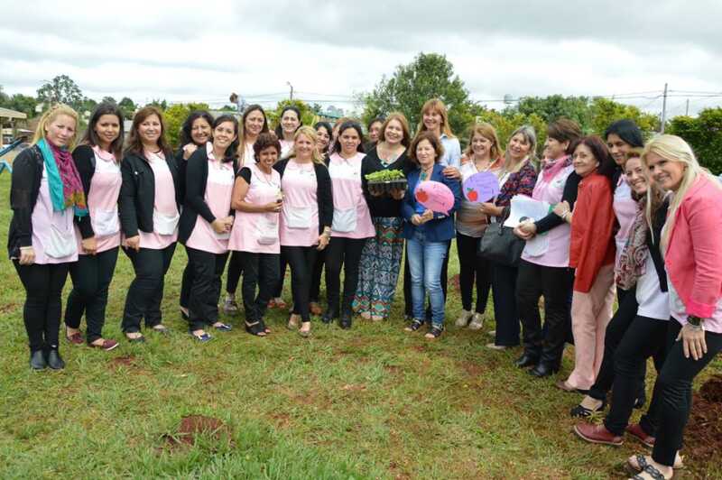 Inauguraron formalmente la “huerta escolar como recurso educativo” en el NENI 2017 1 Ministras y docentes NENI 2017