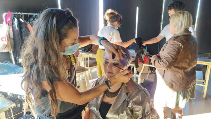 Este viernes finaliza el rodaje de "Las fronteras del tiempo" en Posadas 1 Monica Acuna maquillando a Marilyn Melo Fajardo