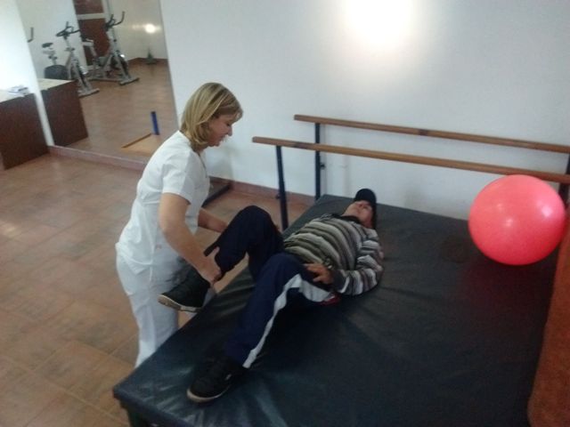 Monica Heppner atenendiendo a Arturo Lopez