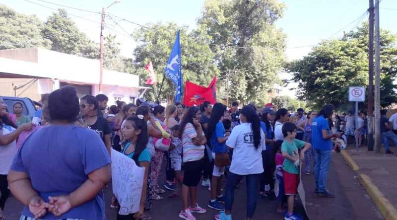 Denuncia a Sereno: “Es una maniobra de distracción para desviar la atención sobre el gravísimo problema del agua en Garupá” 3 Movilizacion de la ciudadania en Garupa reclamando agua potable6