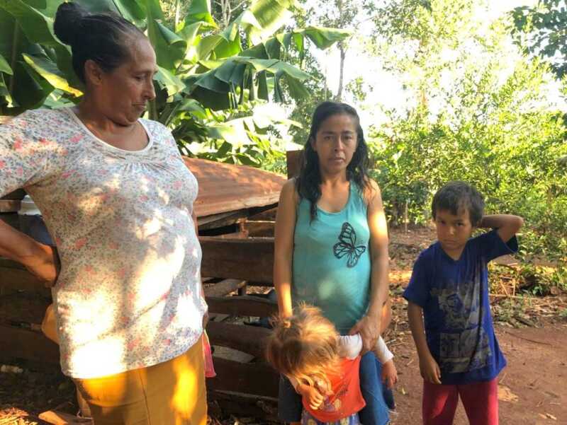 Mujeres con chicos desnutridos que necesitan ayuda del Estado