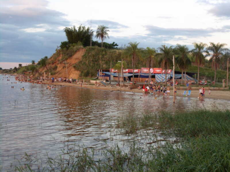 Ituzaingó: aunque las playas no se encuentran habilitadas, cientos de visitantes y lugareños entran al río 1 P1000933