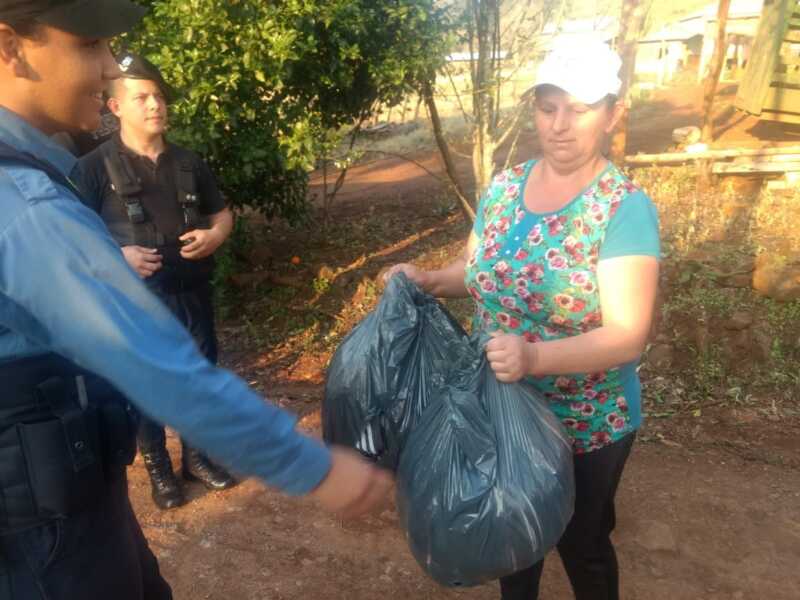 Alba Posse: cadetes de la Policía asistieron a una familia que perdió su casa por un incendio 1 PRENSA1 8