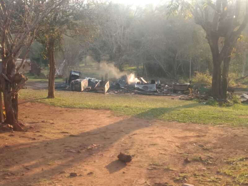Alba Posse: cadetes de la Policía asistieron a una familia que perdió su casa por un incendio 2 PRENSA3 3